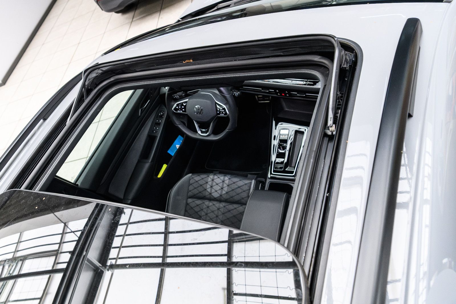 Fahrzeugabbildung Volkswagen Golf Variant R-Line eTSI DSG+AHK+Kamera+Pano