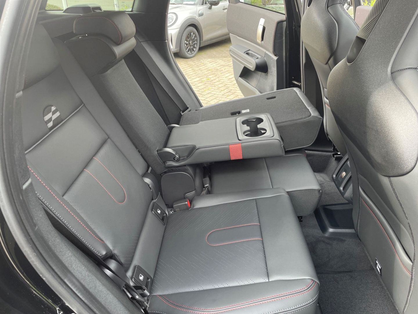 Fahrzeugabbildung MINI Countryman S ALL4 (Allrad) - Paket L - JCW-Trim