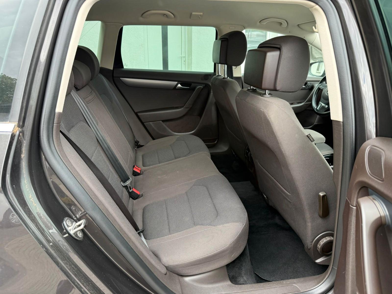 Volkswagen Passat 2011 — photo 19
