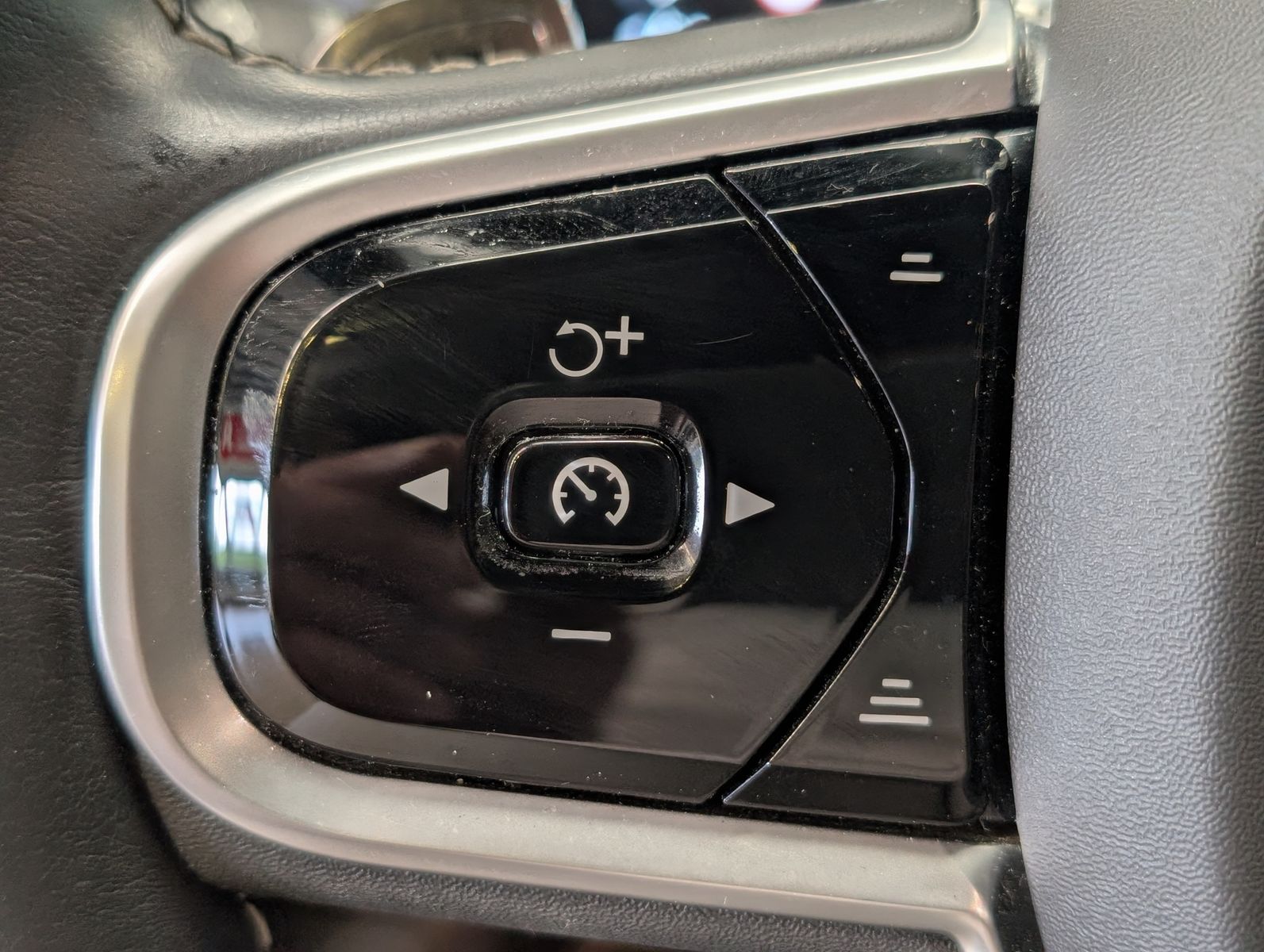 Fahrzeugabbildung Volvo V60 T8 R-Design AWD H/K Cam HUD StHz Pano AHK