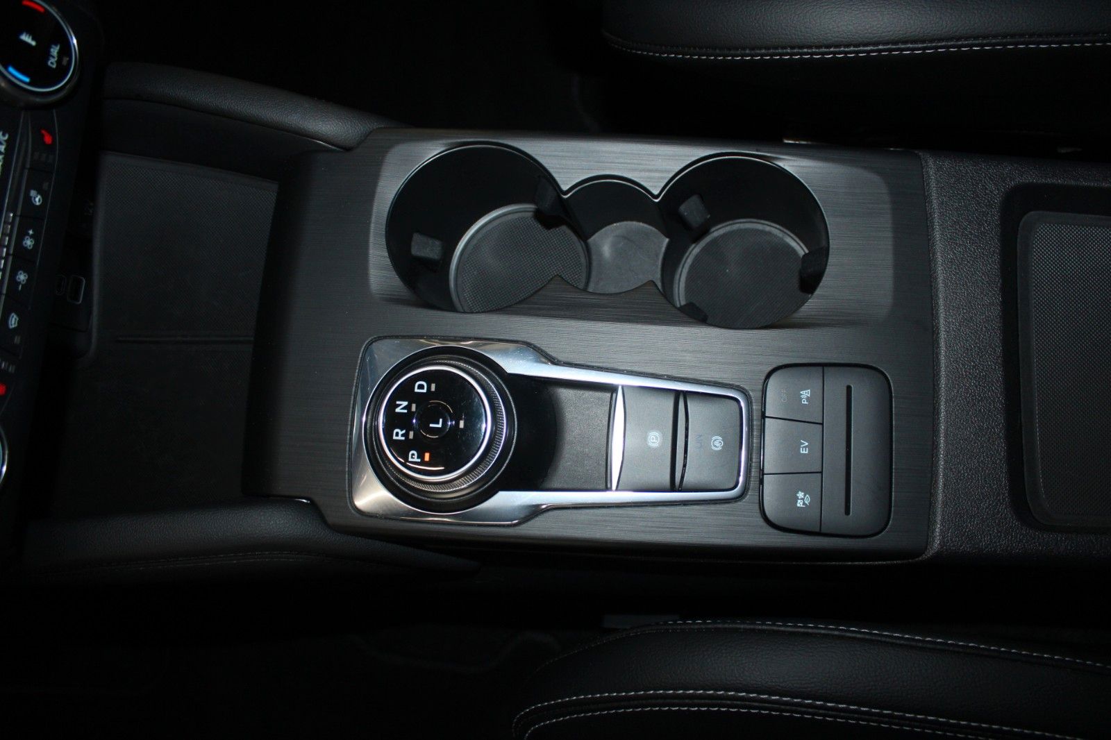 Fahrzeugabbildung Ford Kuga 2.5 PHEV Titanium LED Panodach WinterPaket