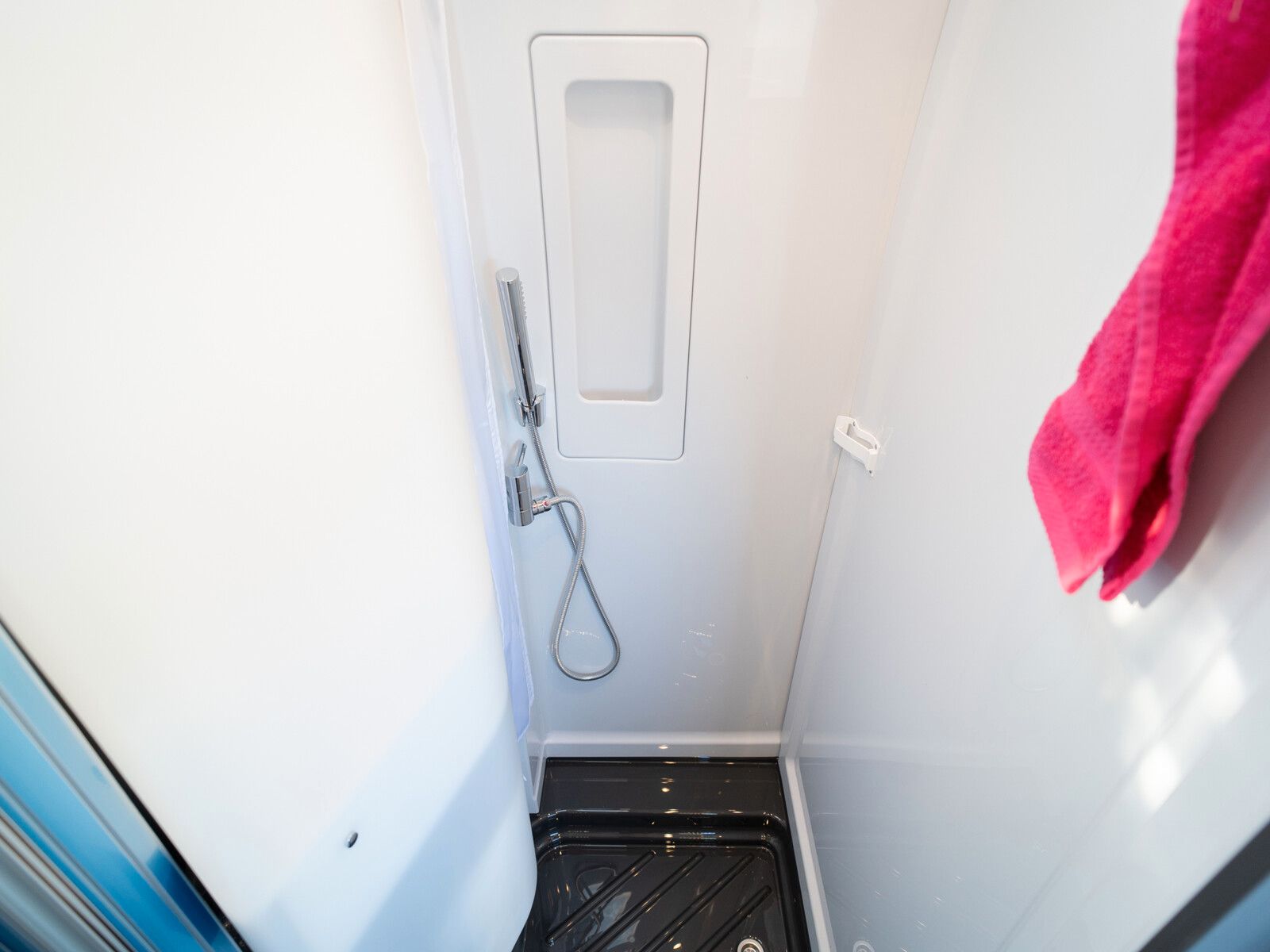 Fahrzeugabbildung Dethleffs Globetrail 640 ES Fiat Heckauszug/Rahmenfenster