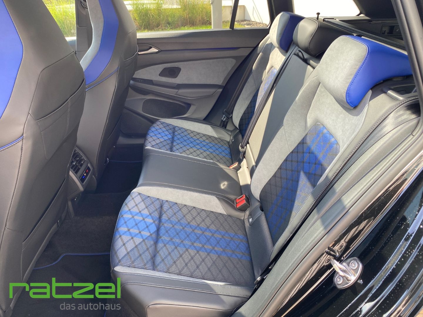 Fahrzeugabbildung Volkswagen Golf Variant VIII R 4Motion 2.0 TSI DSG DCC+NAVI