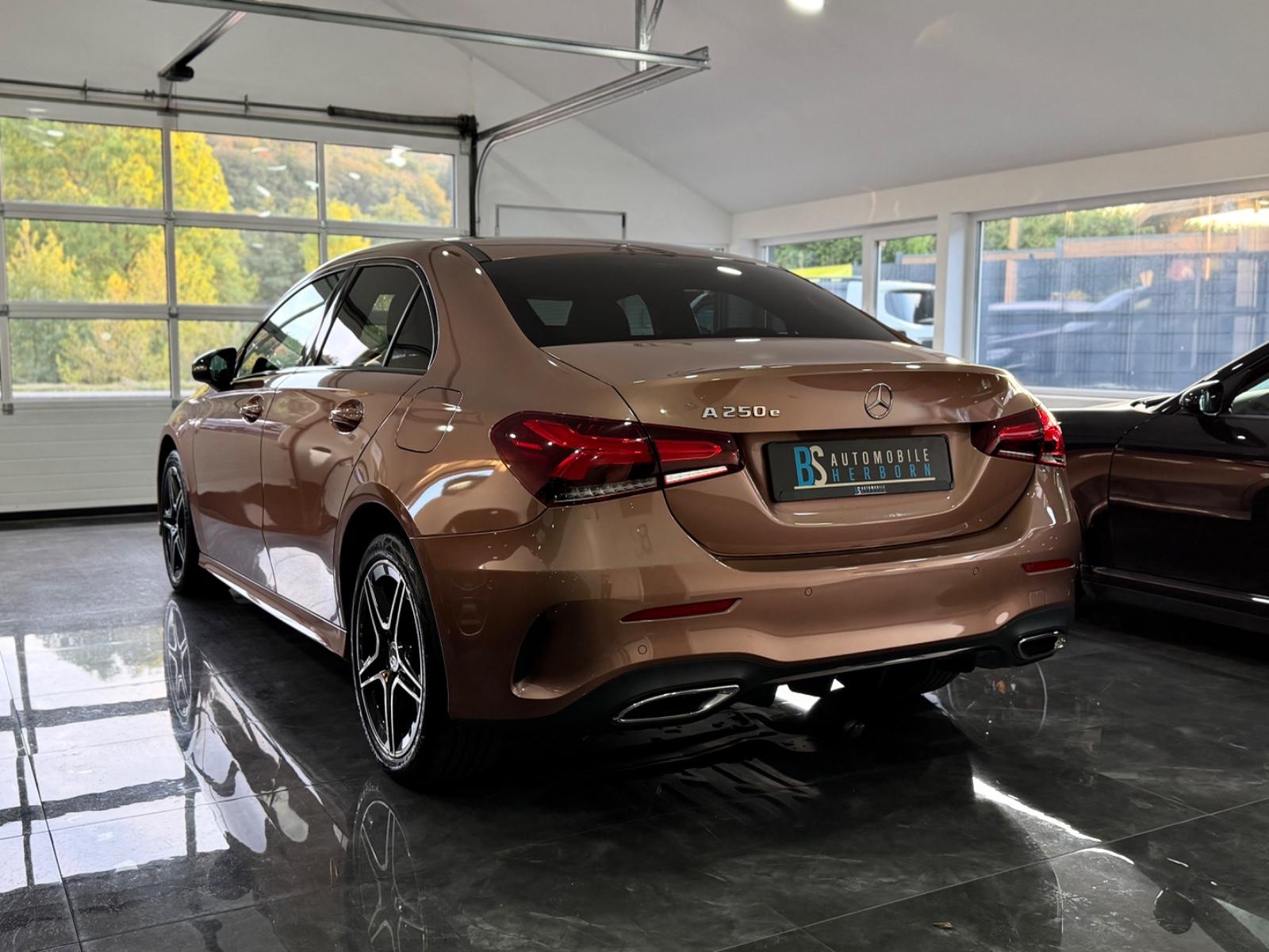 Mercedes-Benz A250e/AMG/Night/Pano/Widescreen/Kamera/Distronic
