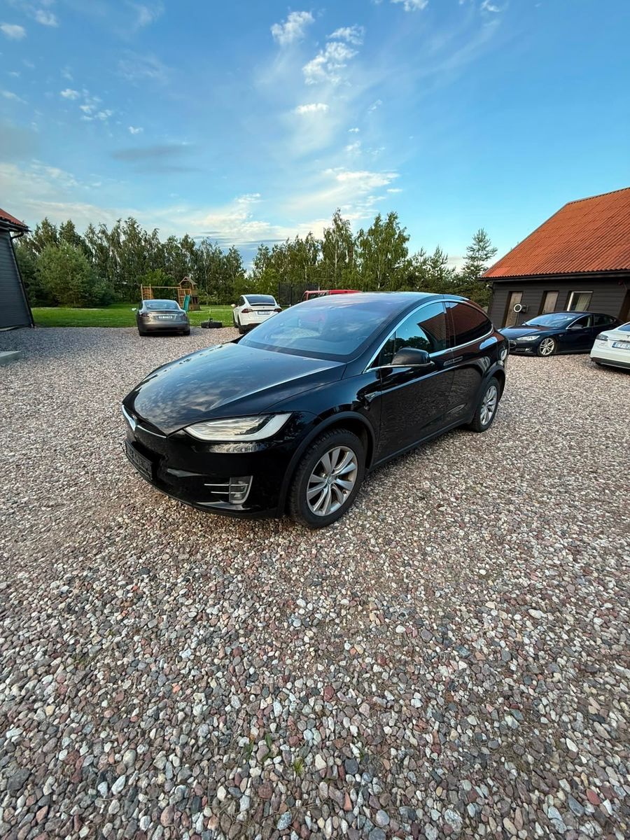 TESLA Model X 75D -free supercharger autopilot