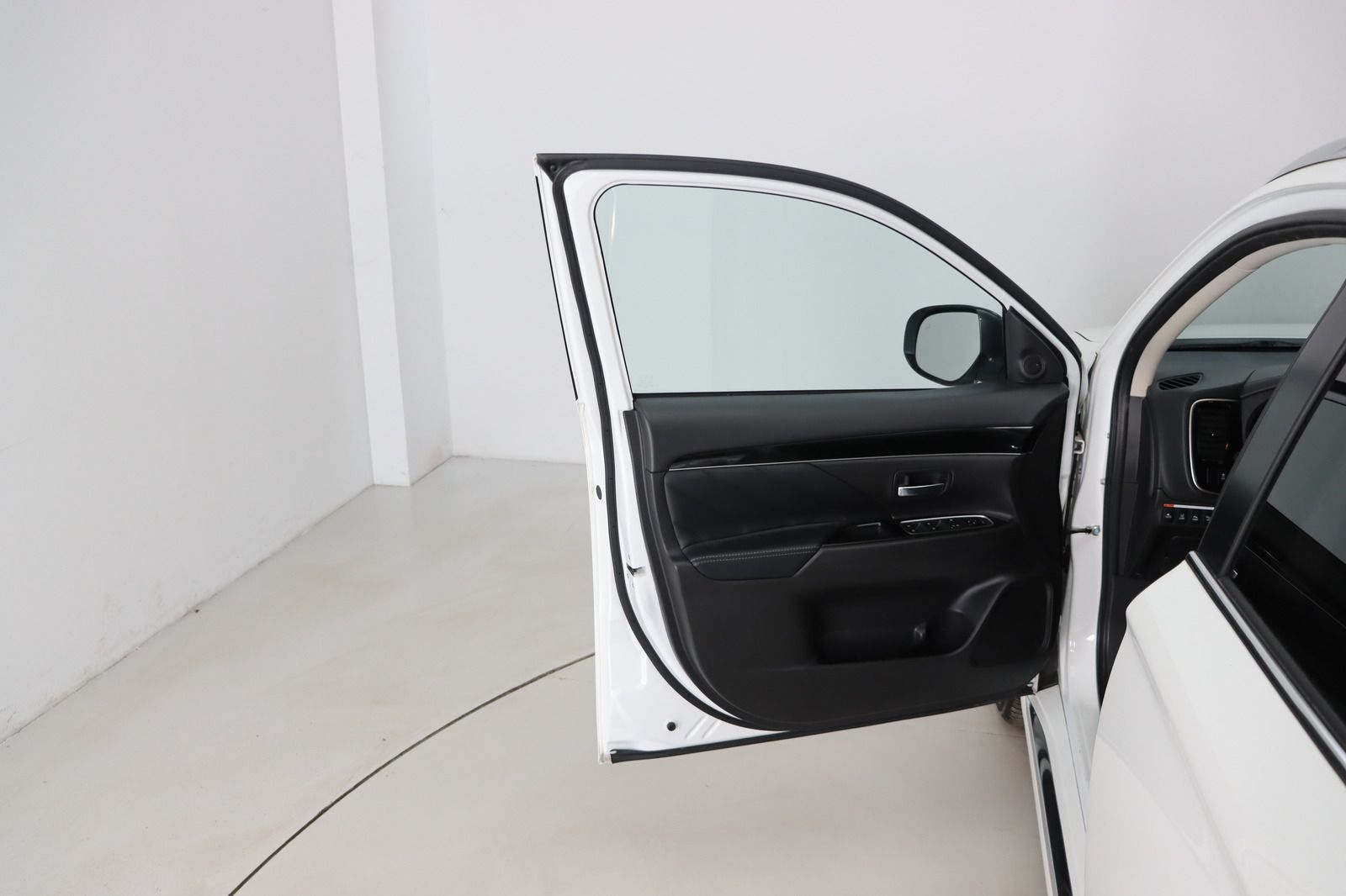Fahrzeugabbildung Mitsubishi Outlander PHEV 2.4 Plus 4WD