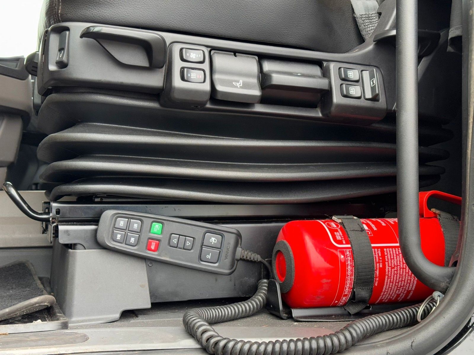 Fahrzeugabbildung Scania R580 V8 HMF 3220-K4 Kran Funk 66 t