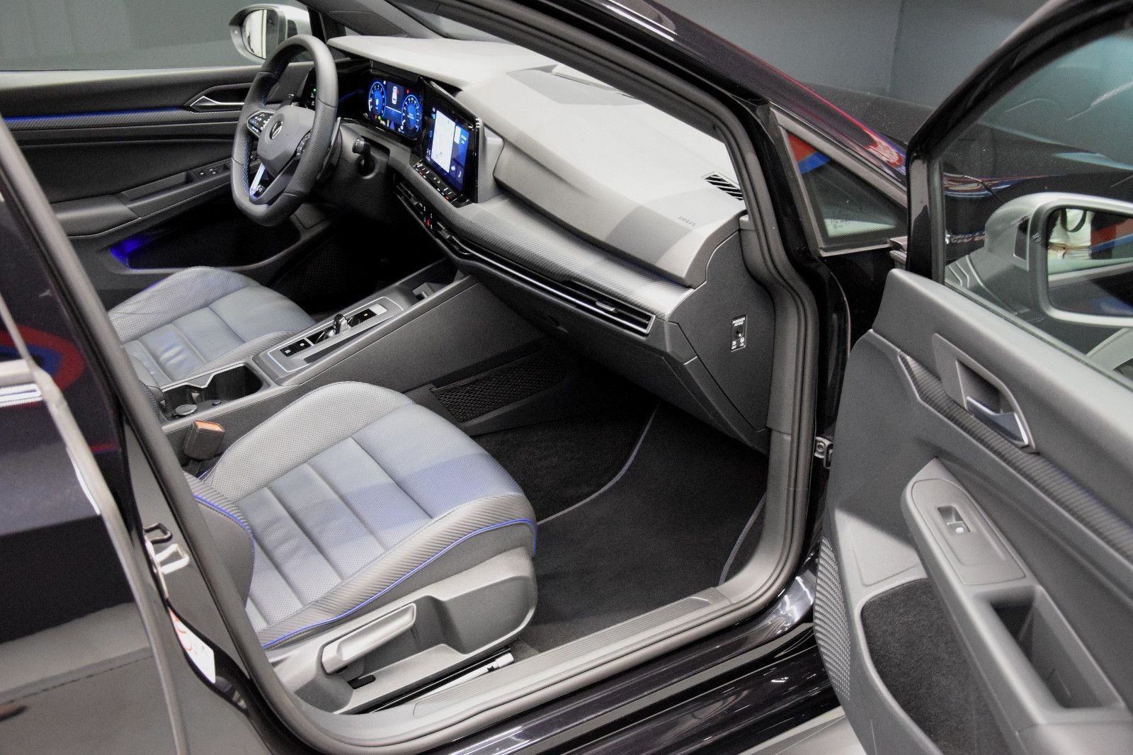 Fahrzeugabbildung Volkswagen Golf VIII Variant R 4Motion Pano ACC Sitzbel.