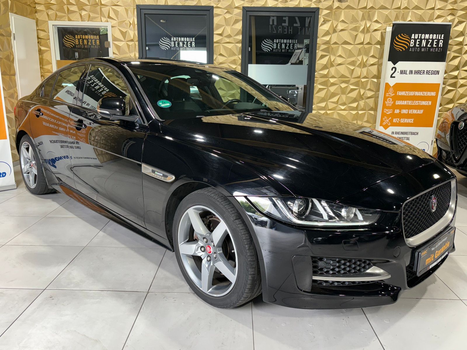 Fahrzeugabbildung Jaguar XE /TEMPOMAT/NAVI/SHZ/KLIMA/BI-XENON/SPURHALTE