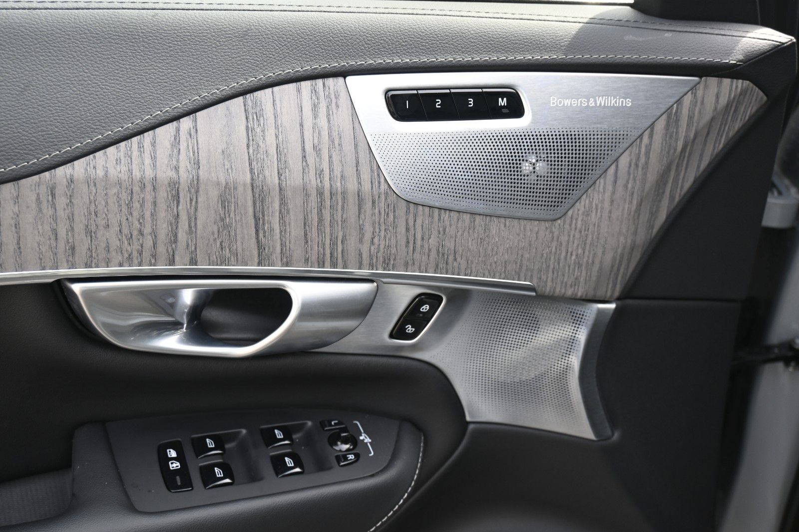 Fahrzeugabbildung Volvo XC90 B5 D AWD Ultimate Bright*STHZ*LUFT*360°*AHK