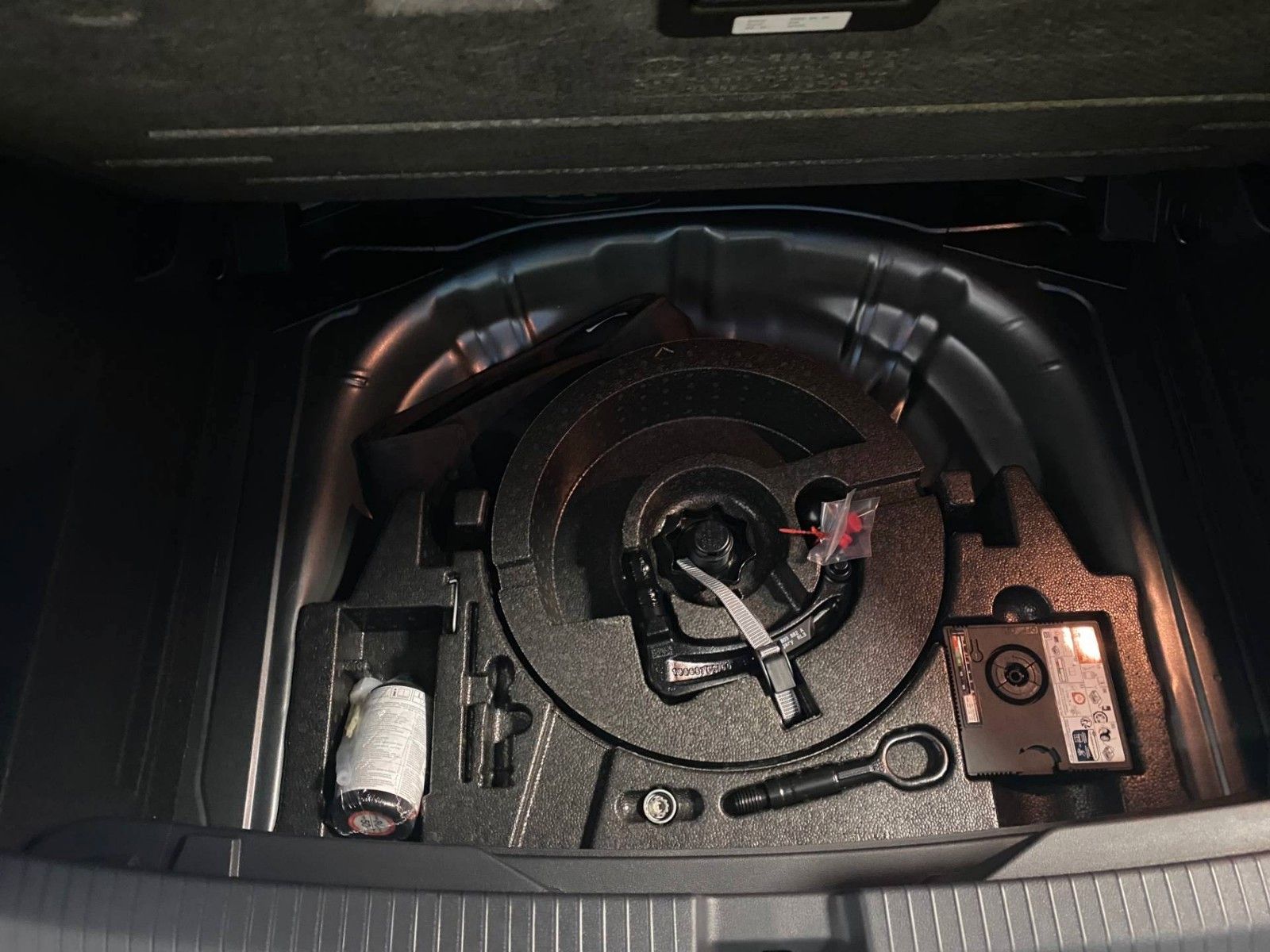 Fahrzeugabbildung Volkswagen T-Roc 1.5 TSI DSG R-Line+ACC+AHK+19"+KAMERA+LED+