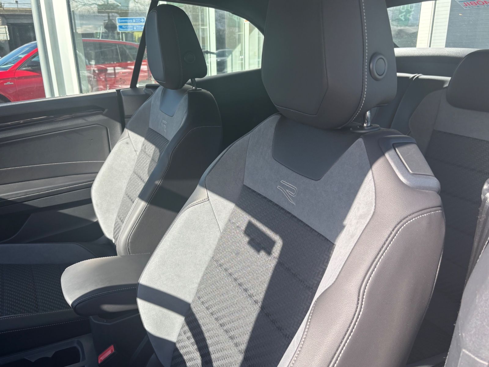 Fahrzeugabbildung Volkswagen T-Roc Cabriolet R-Line 1.5TSI DSG KAM SHZ ACC