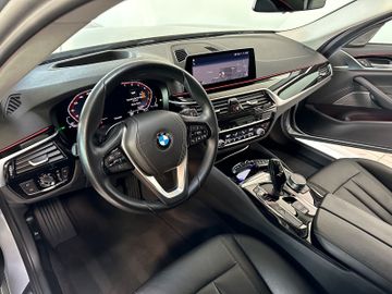 Fahrzeugabbildung BMW 540i xD DAB Alarm 360°H/K HUD 20" LiveCockpitPro