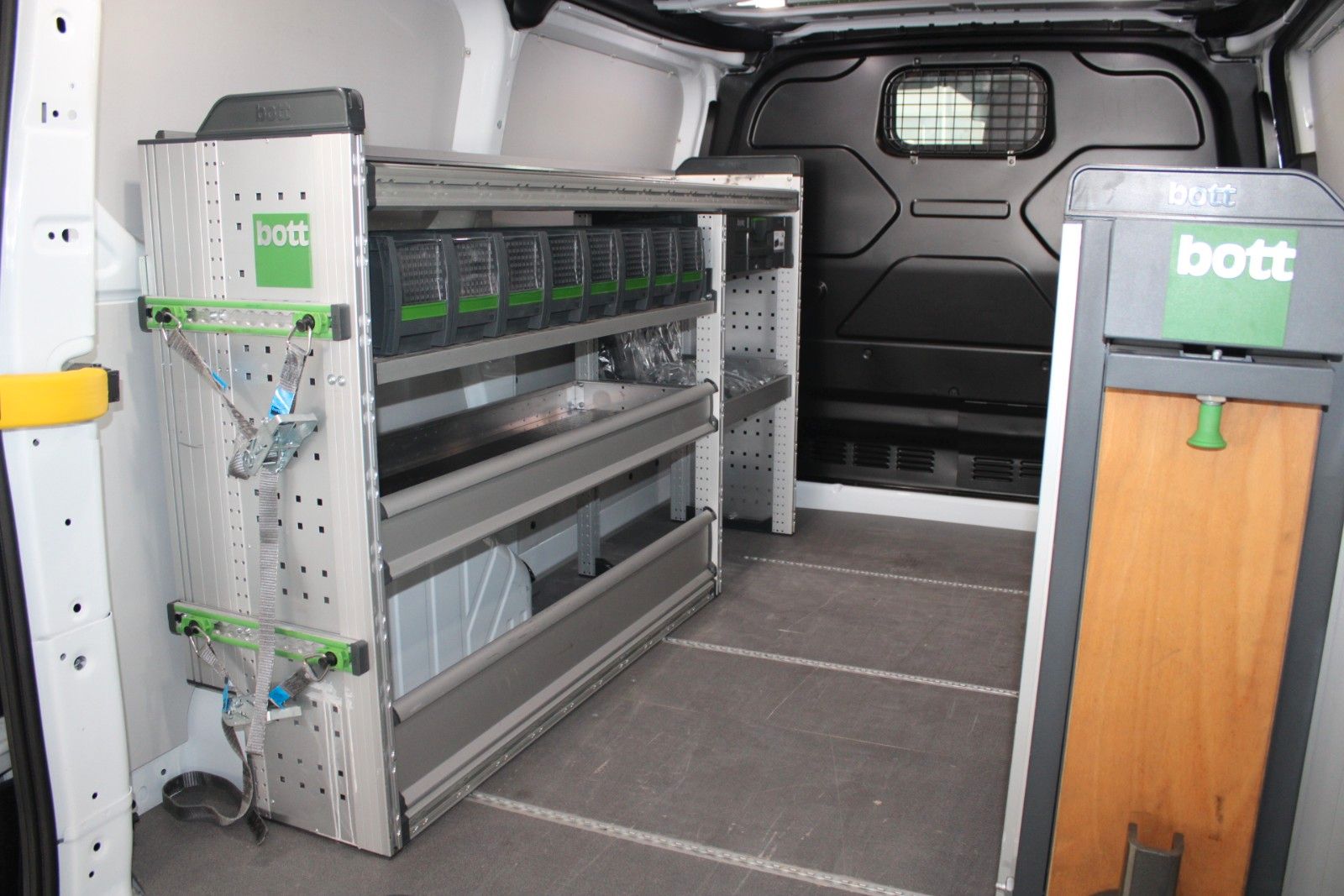 Fahrzeugabbildung Ford Transit Custom TRAIL AHK Bott Einrichtung Leder