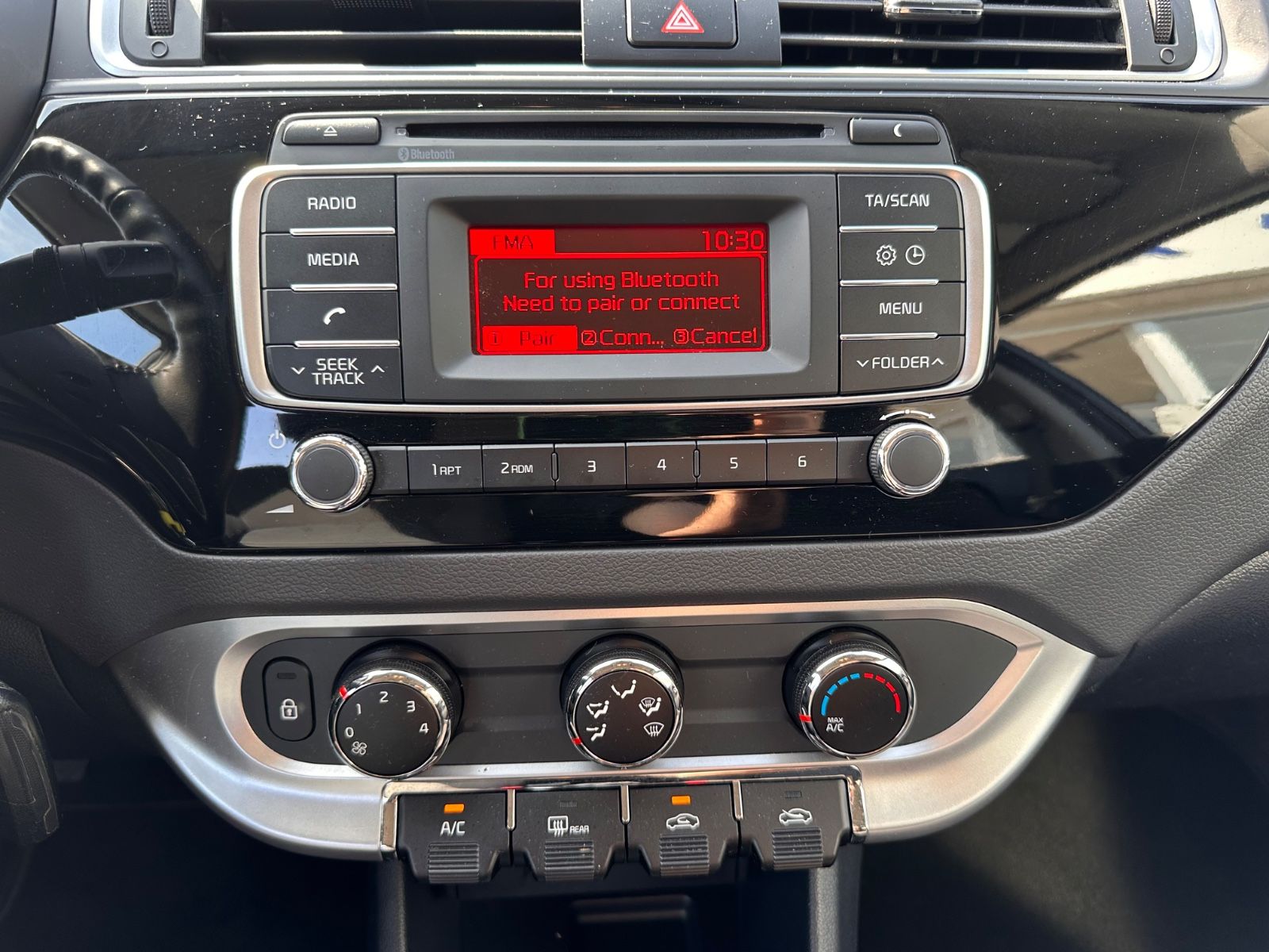 Fahrzeugabbildung Kia Rio 1.2 Sensation Klima/Allwetter/Bluetooth
