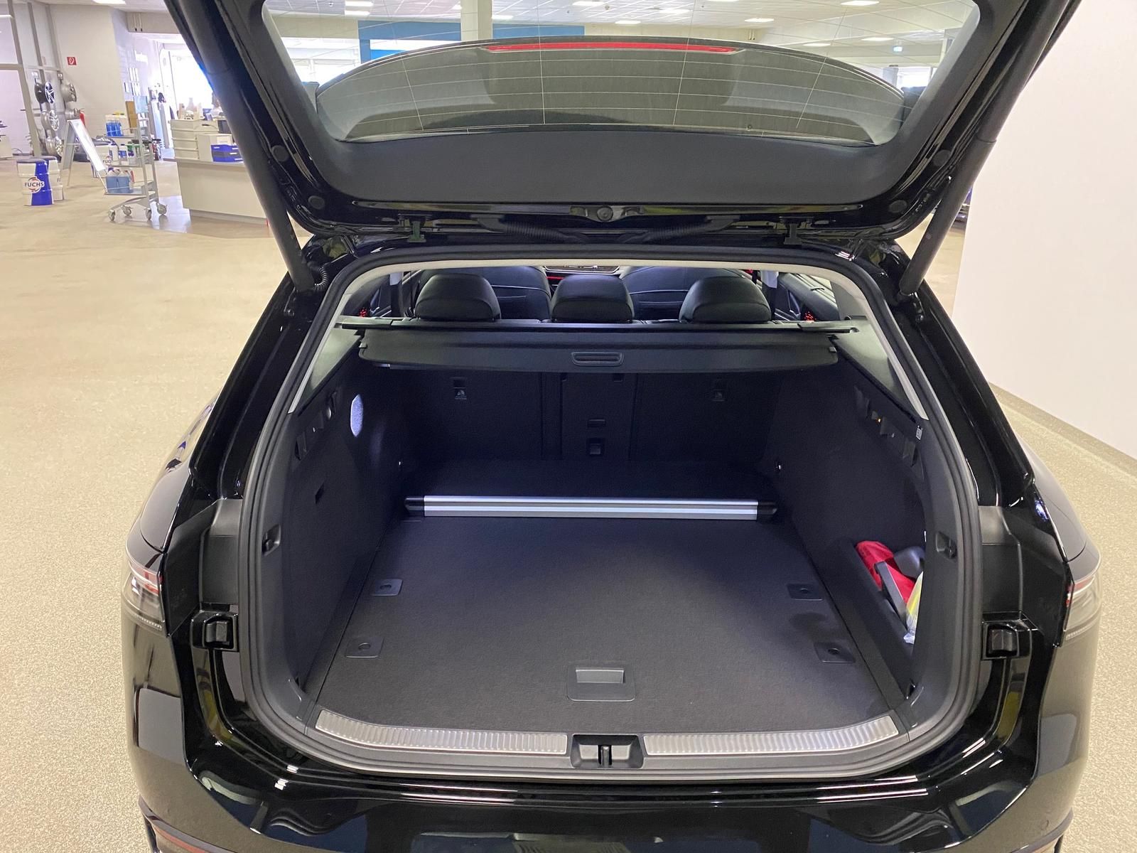 Fahrzeugabbildung Volkswagen Passat Variant 1.5 eTSI Elegance AHK+MATRIX+ACC+