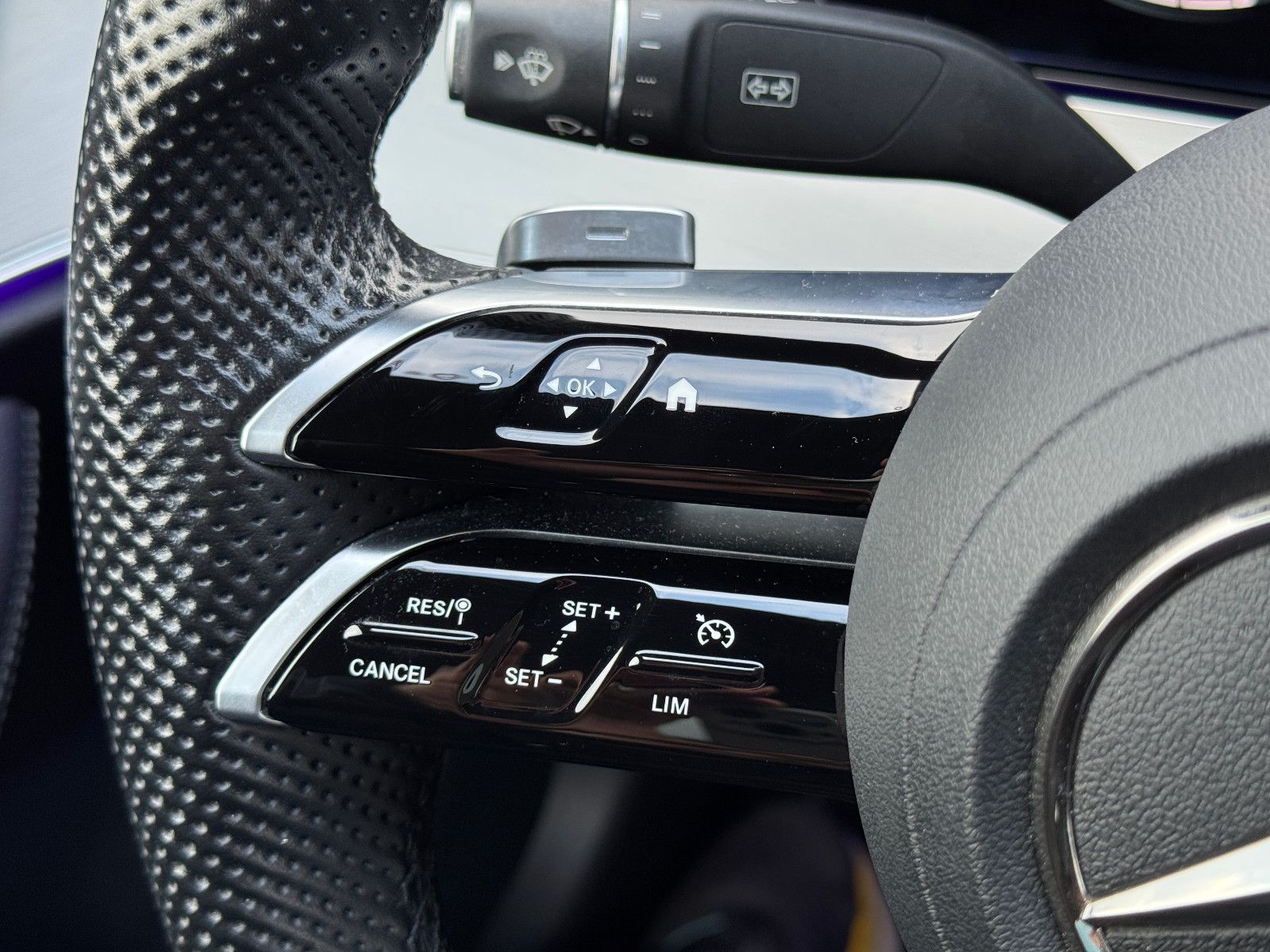 Fahrzeugabbildung Mercedes-Benz E 300 Coupe 9G 2X AMG LINE PANORAMA MBUX 20 ZOLL