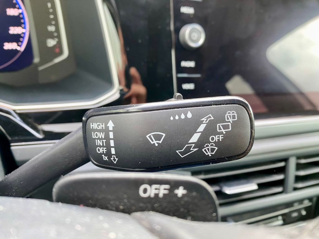 Fahrzeugabbildung Volkswagen Taigo 1.5 DSG R-Line AAC SHZ GJR KAMERA