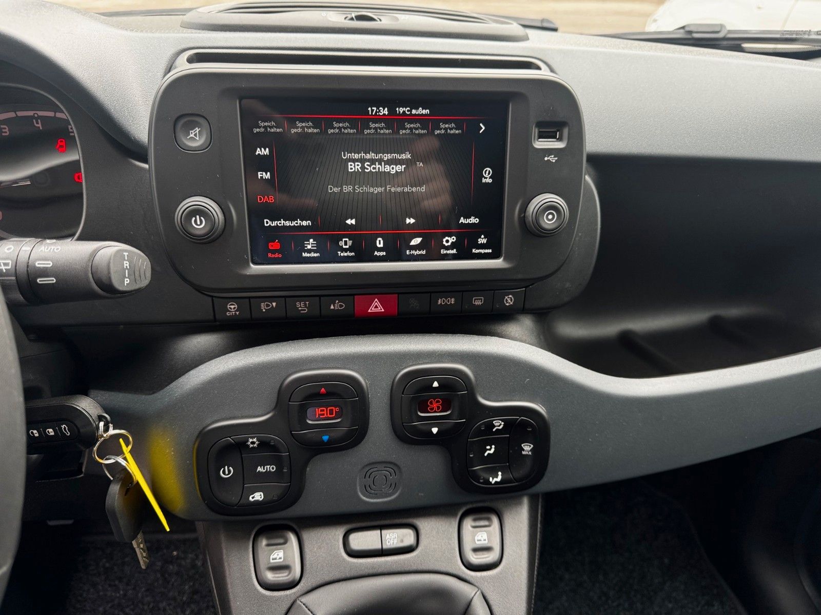 Fahrzeugabbildung Fiat Panda MY23 CROSS 1.0 GSE CARPLAY KLIMA