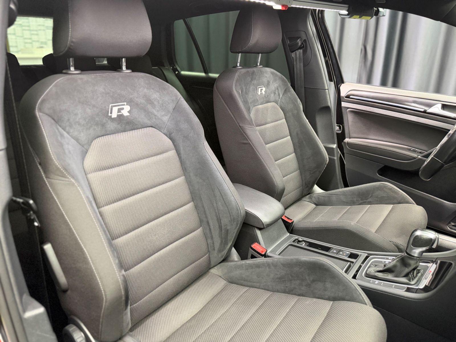 Fahrzeugabbildung Volkswagen Golf VII 2.0 R 4Motion |DSG|VIRTUAL|2.HAND