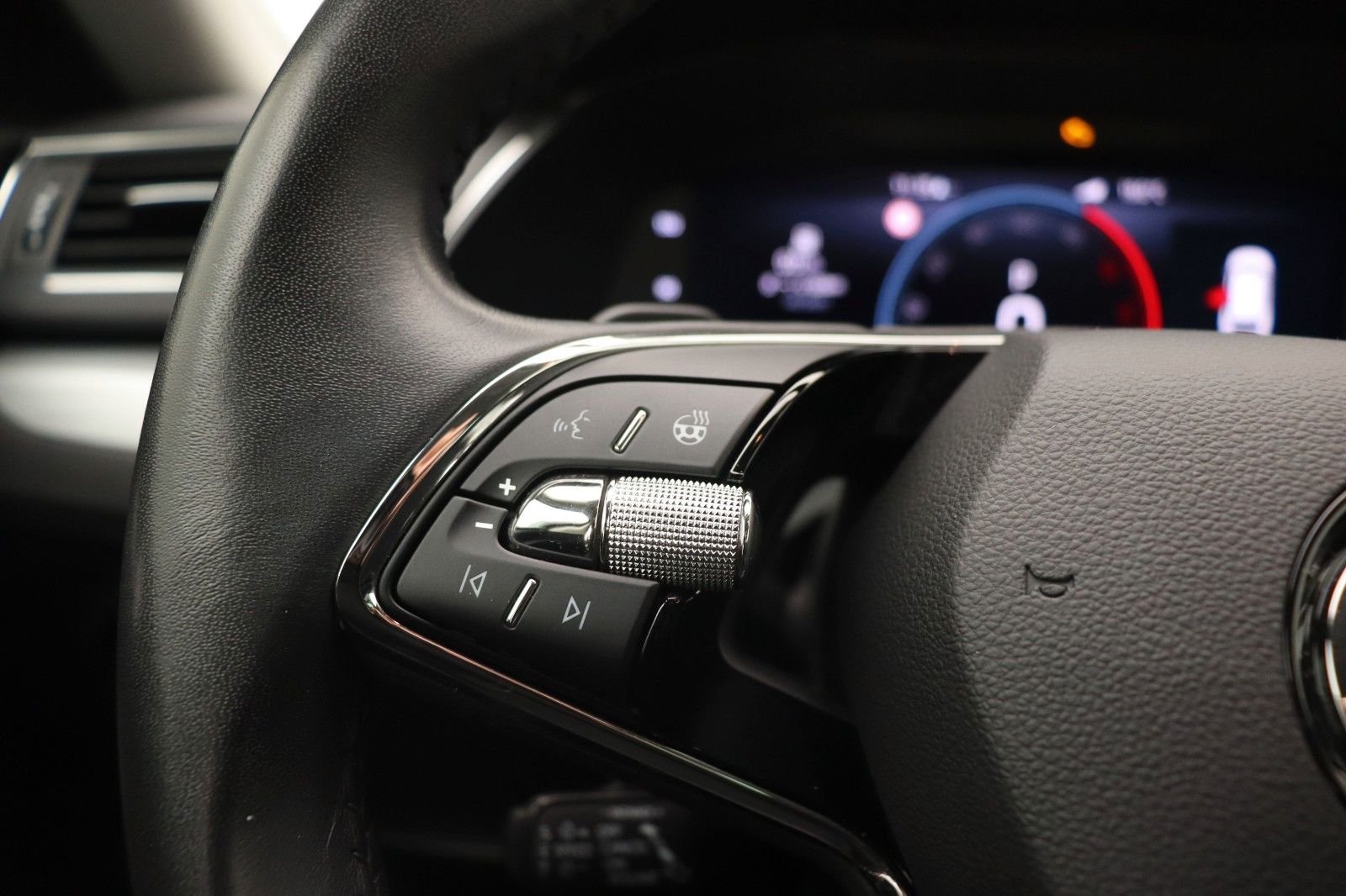 Fahrzeugabbildung SKODA Superb Combi Ambition LED ACC Navi