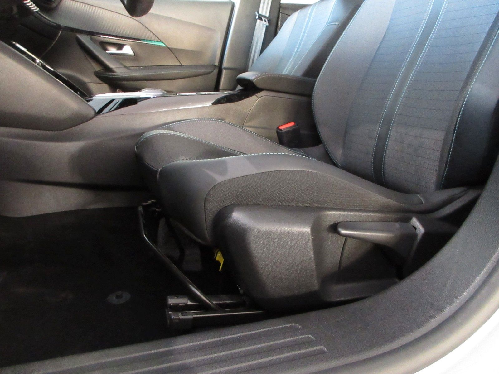 Fahrzeugabbildung Peugeot 2008 Allure 1.2T LED/NAVI/PDC/R´CAM/ALU