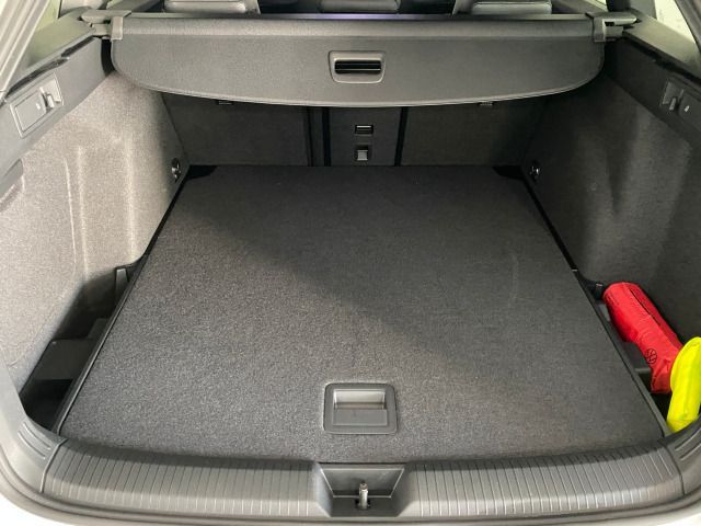 Golf Variant R-Line 1.5 eTSI DSG AHK+MATRIX+NAVI