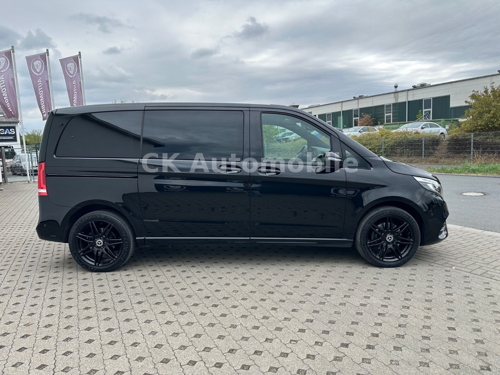 Fahrzeugabbildung Mercedes-Benz V 250d Edition 4MATIC Kompakt AMG-Line / 6 Sitze