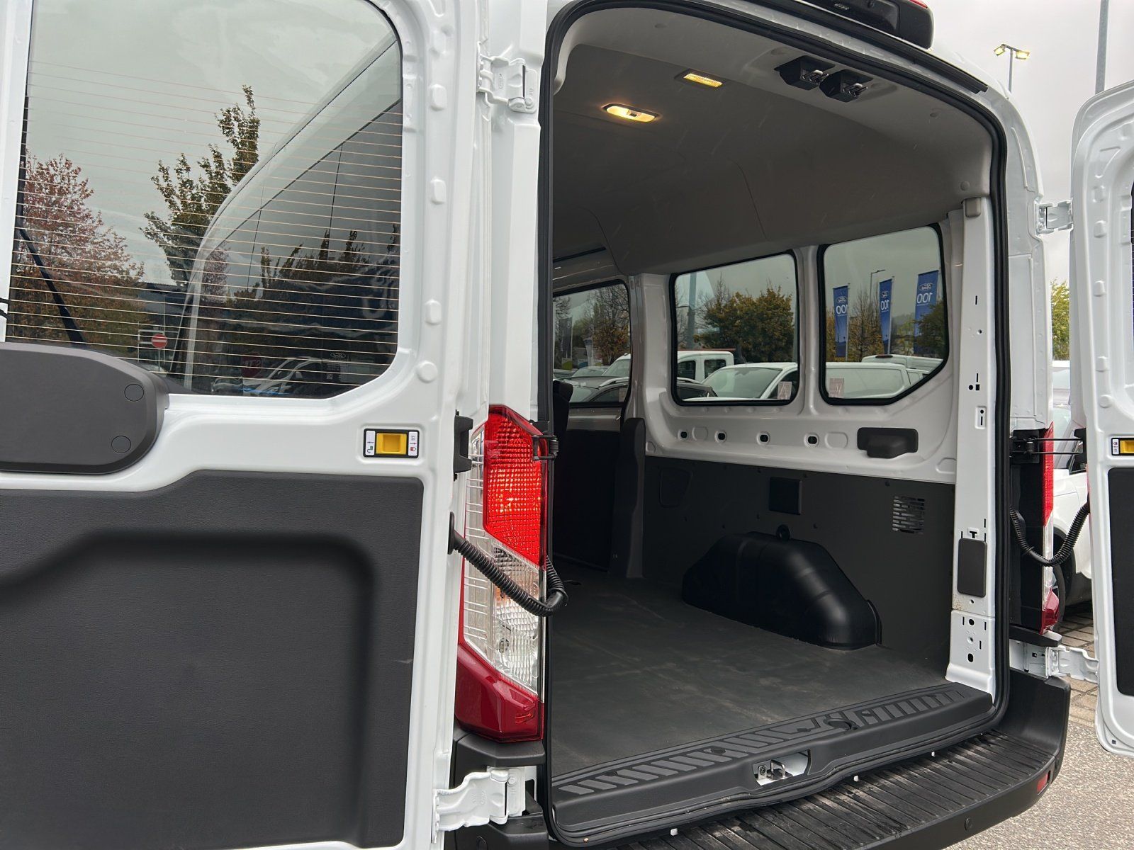 Fahrzeugabbildung Ford Transit Kombi 350L3 Trend 6 Sitze GJR Techno Pak