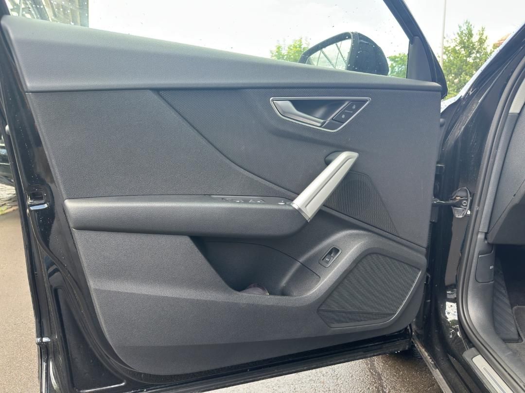Fahrzeugabbildung Audi Q2 S line 35 TFSI S tronic Fahren Parken Leder