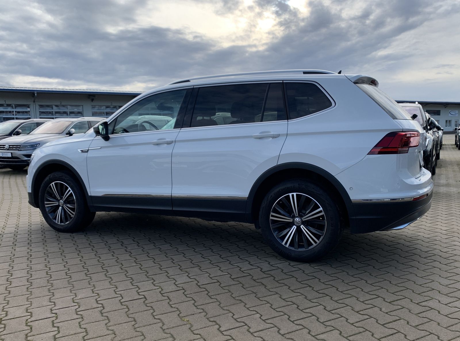 Fahrzeugabbildung Volkswagen Tiguan Allspace 2.0 TDI*Highline*4Motion*AHK*LED