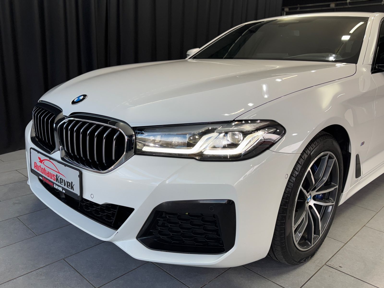 Fahrzeugabbildung BMW 520d xDrive M Sport|HEAD-UP|ACC|LASER|