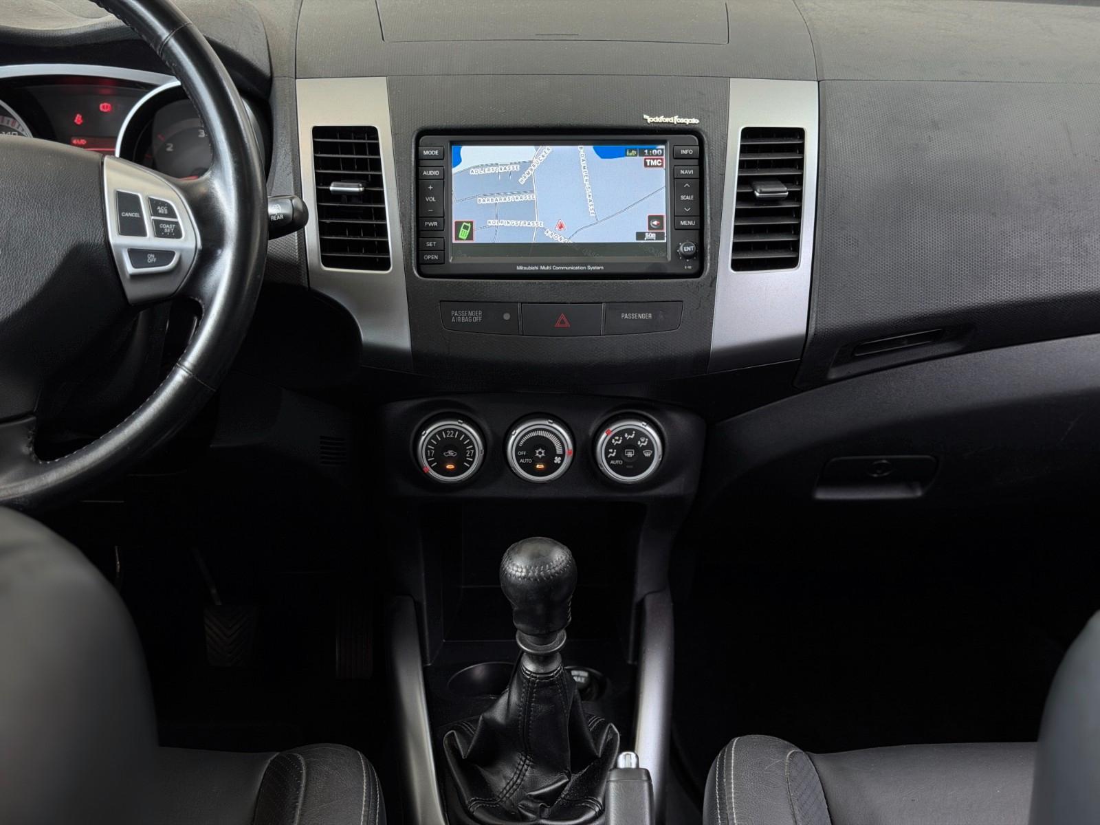 Mitsubishi Outlander 2.2 DI-D 156 ch • 4WD • 7 places • Cuir • Toit ouvrant • Caméra