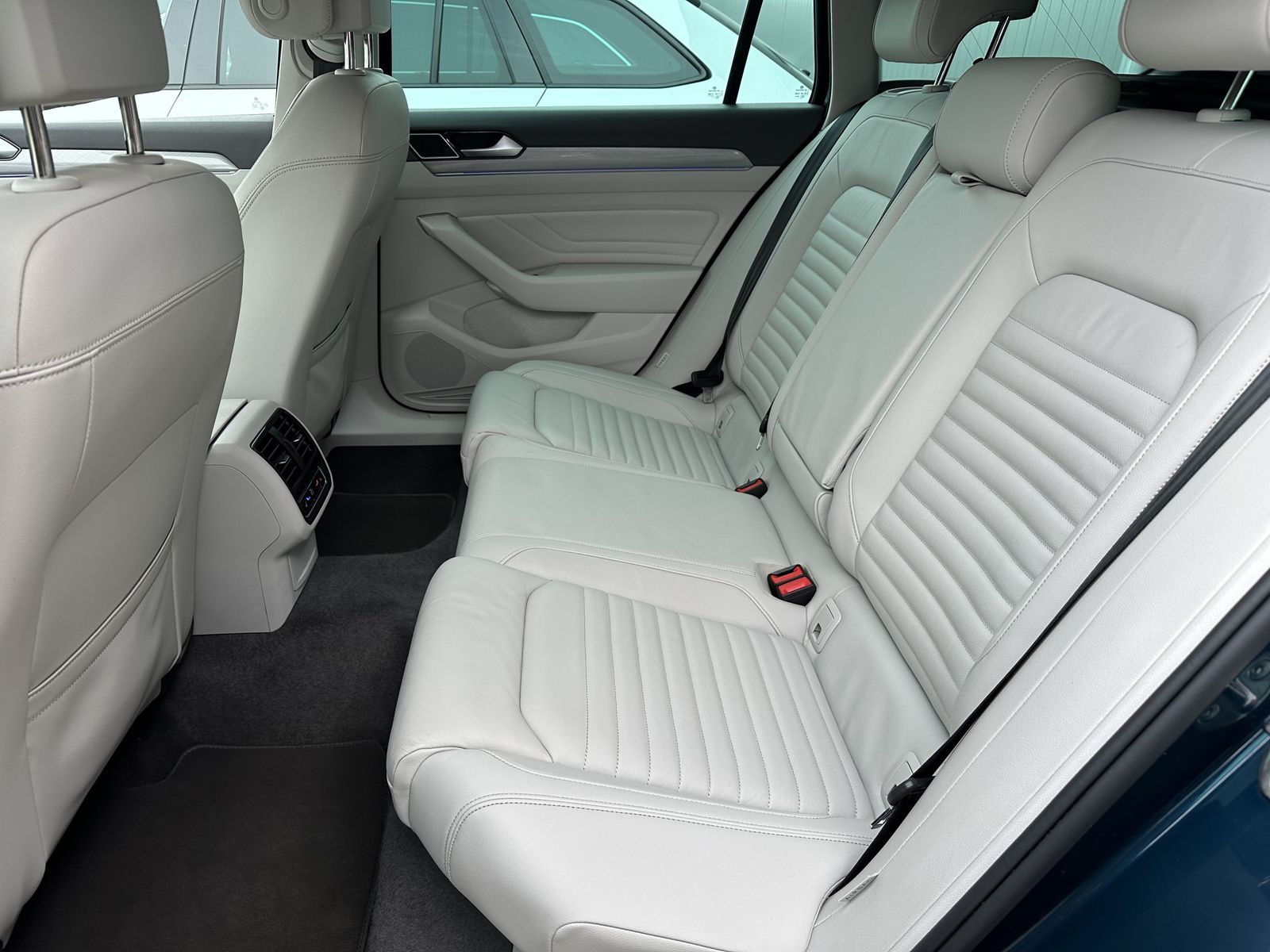 Fahrzeugabbildung Volkswagen Passat Variant 2.0 TDI DSG R-Line NAV+LED+AHK+VC