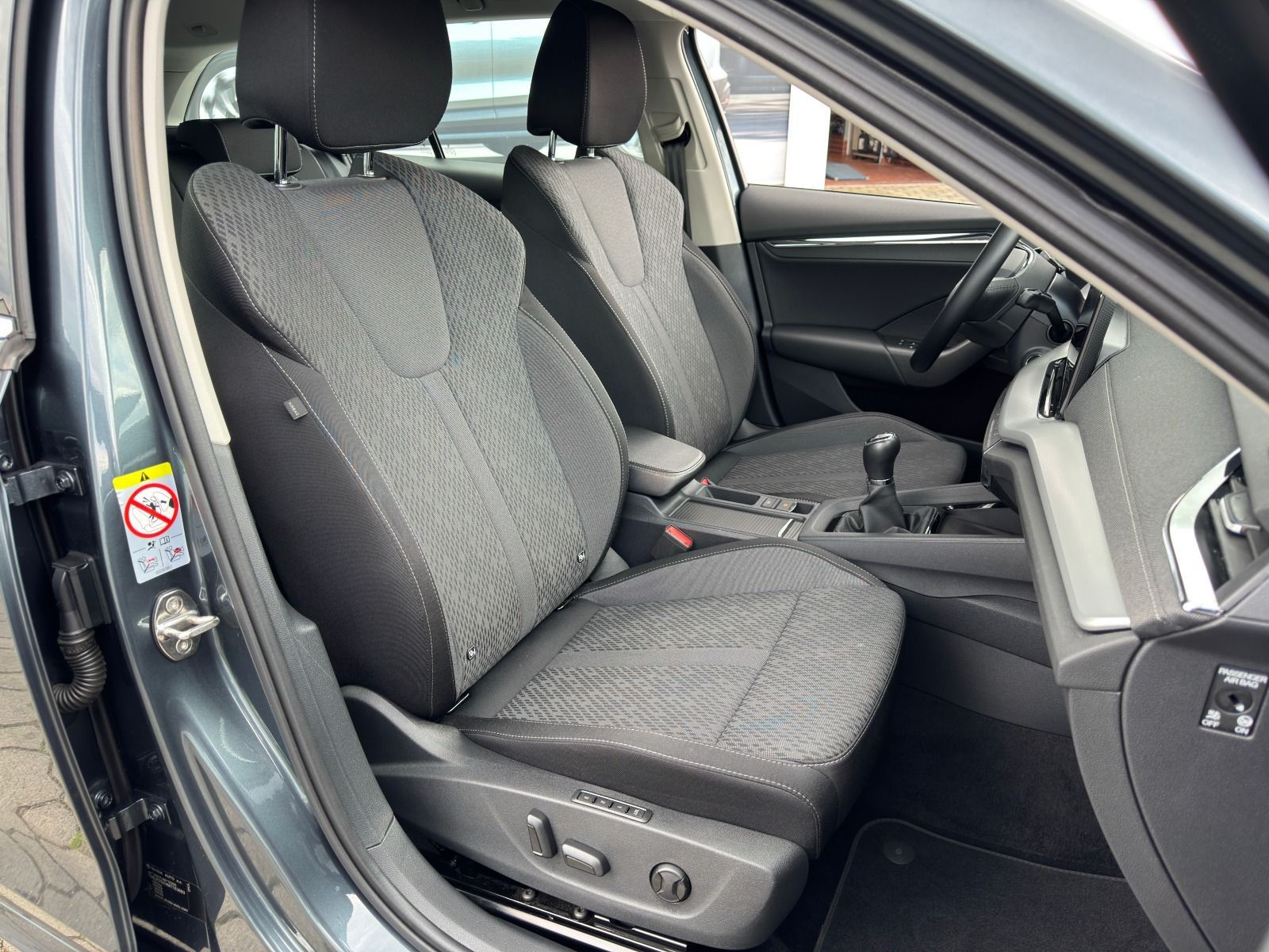 Fahrzeugabbildung SKODA Octavia Combi 1.5 TSI 6-Gang*NAVI*AHK*Head-Up*Si