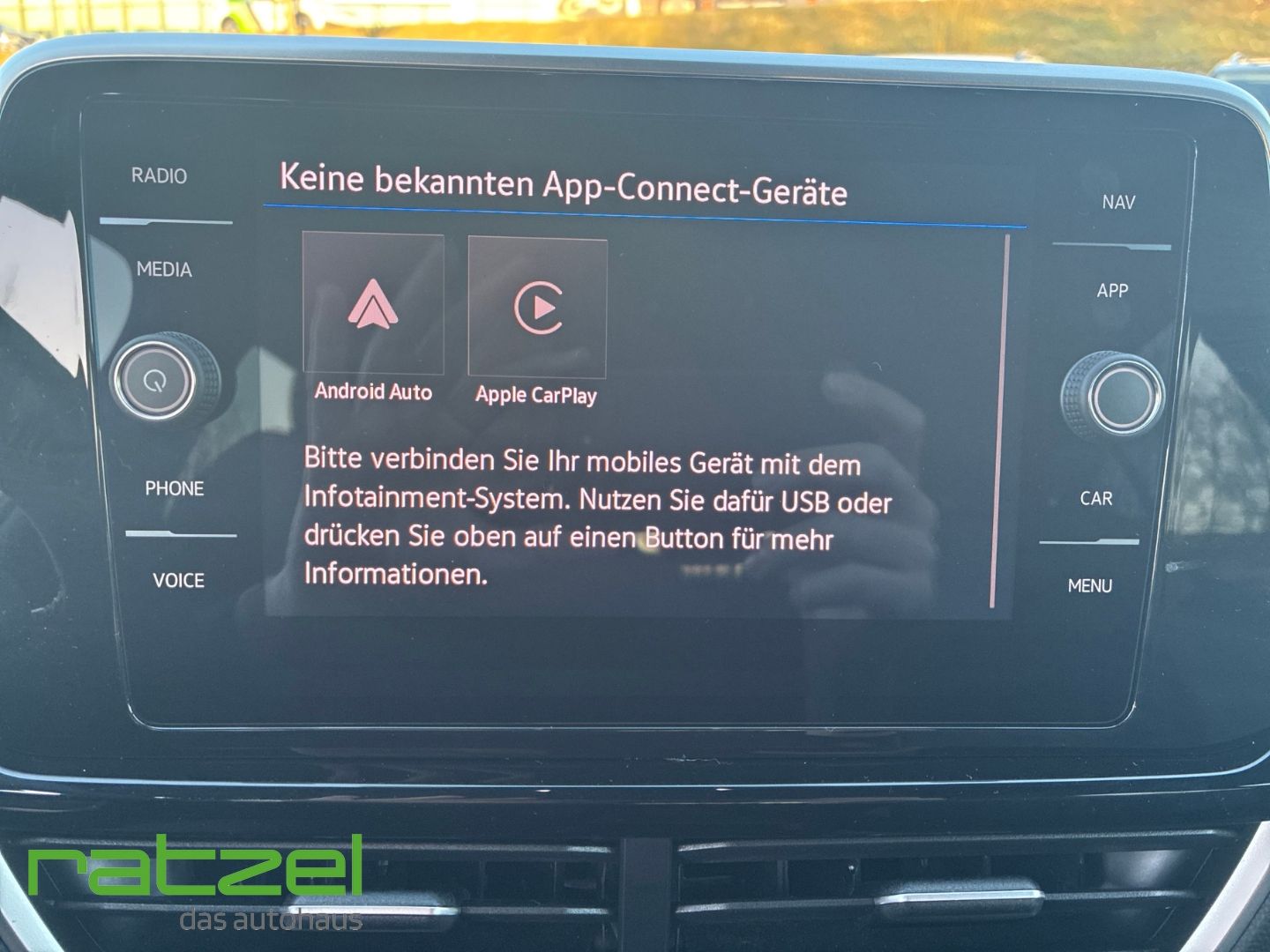Fahrzeugabbildung Volkswagen T-Roc R-Line 1.5 TSI DSG Digitales Cockpit LED A