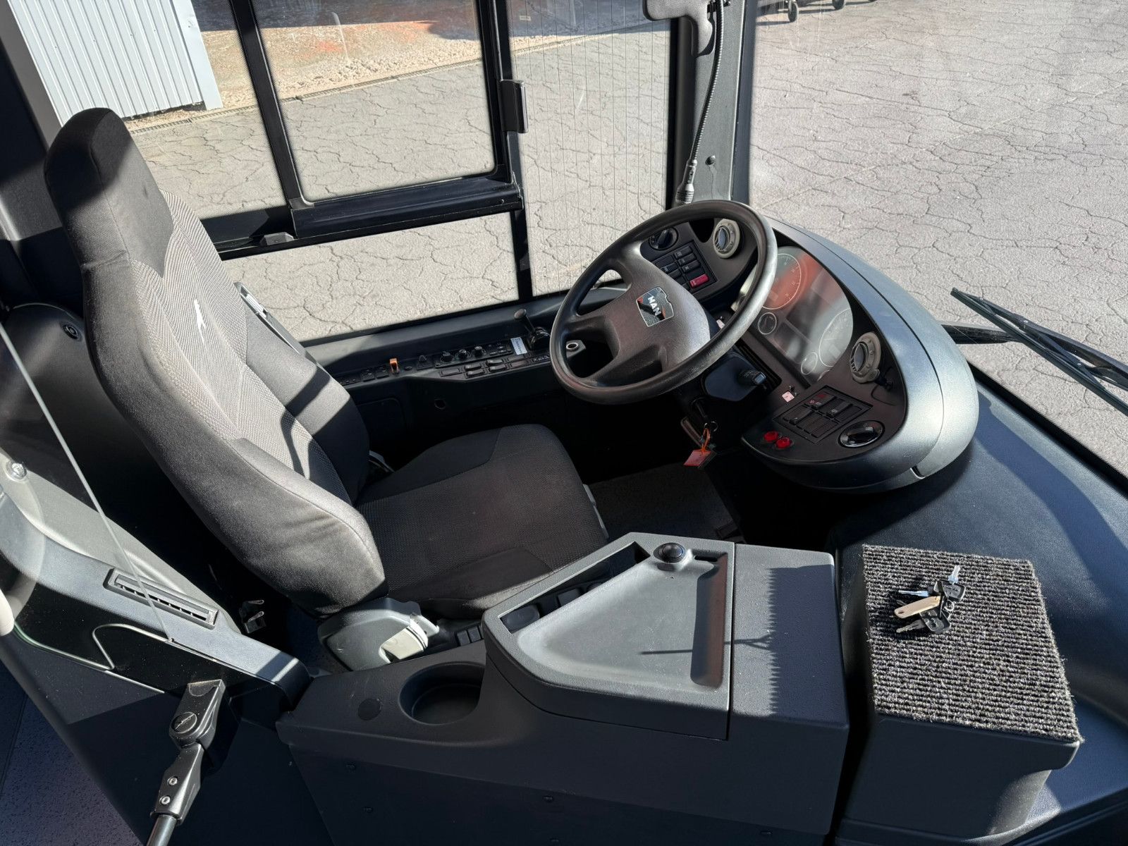 MAN  2014 - Image 18 of 33