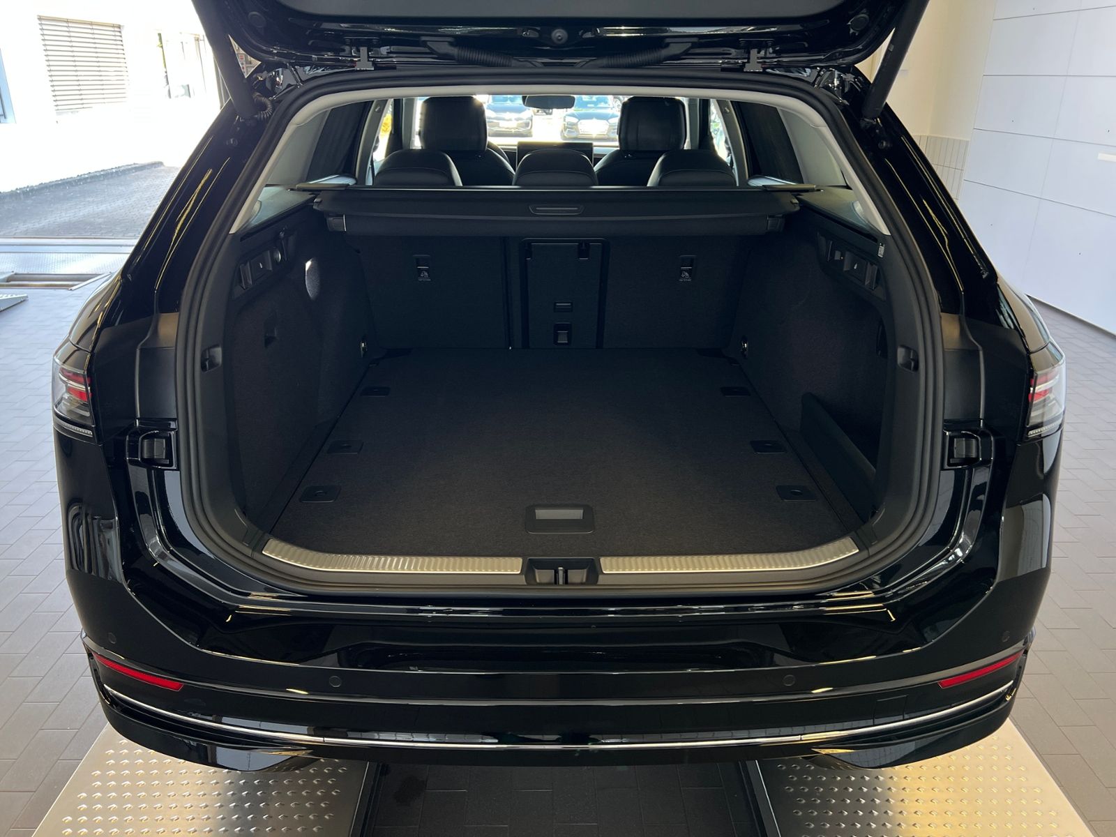 Fahrzeugabbildung Volkswagen Passat Variant Elegance 1.5 eTSI DSG *AHK,IQ-Lig