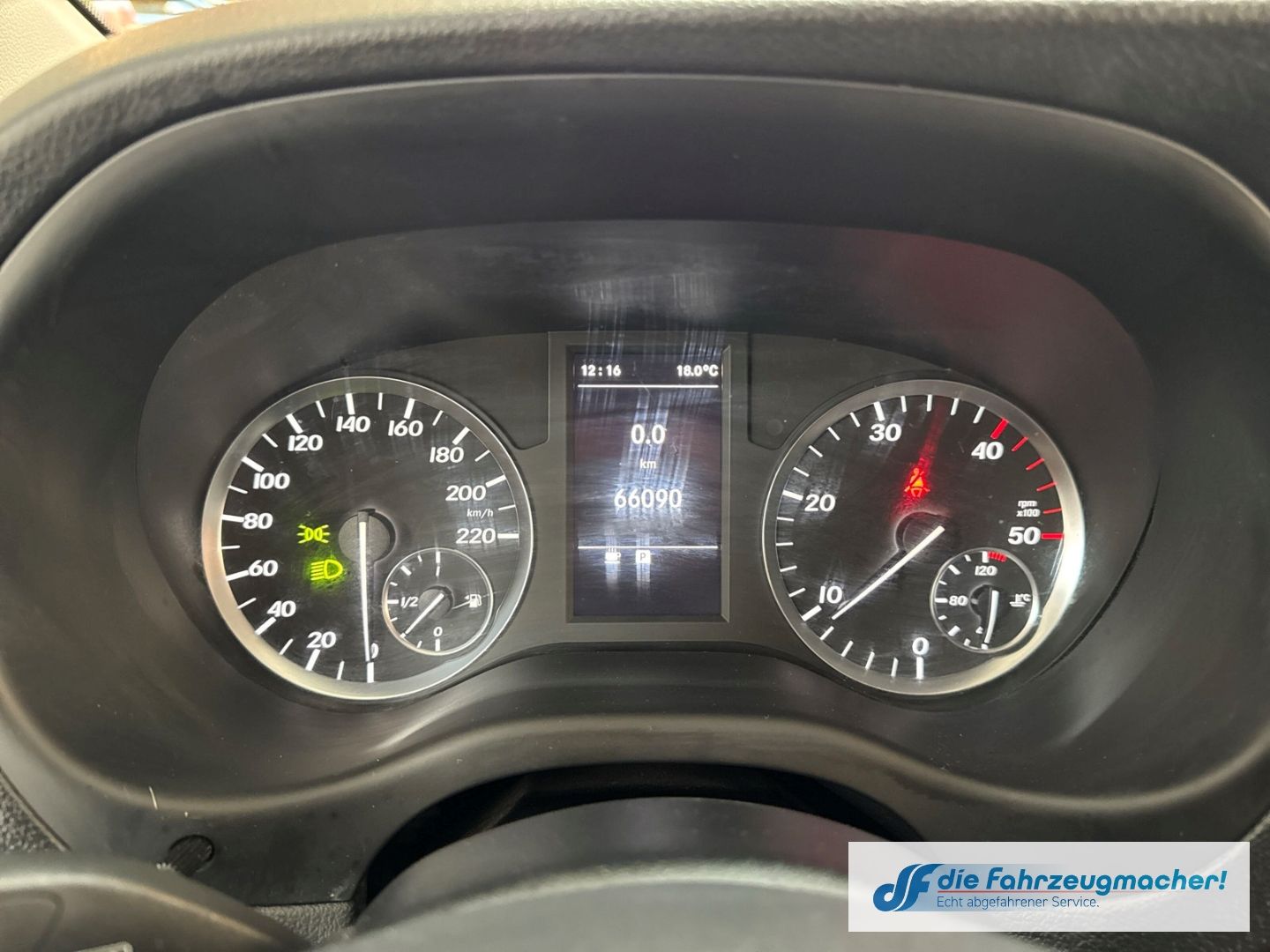 Fahrzeugabbildung Mercedes-Benz Vito Tourer 111CDI 9.Sitz. Extralang AHK Parklen