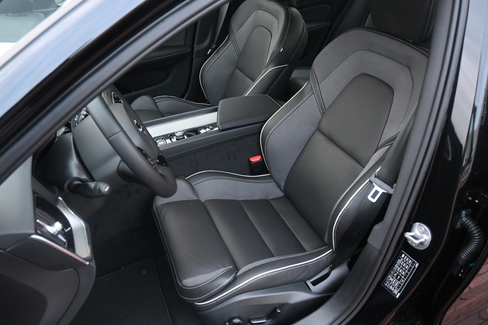 Fahrzeugabbildung Volvo S60 B4 B DSG Plus Dark*STHZG*360°*PANO*ACC*AHK