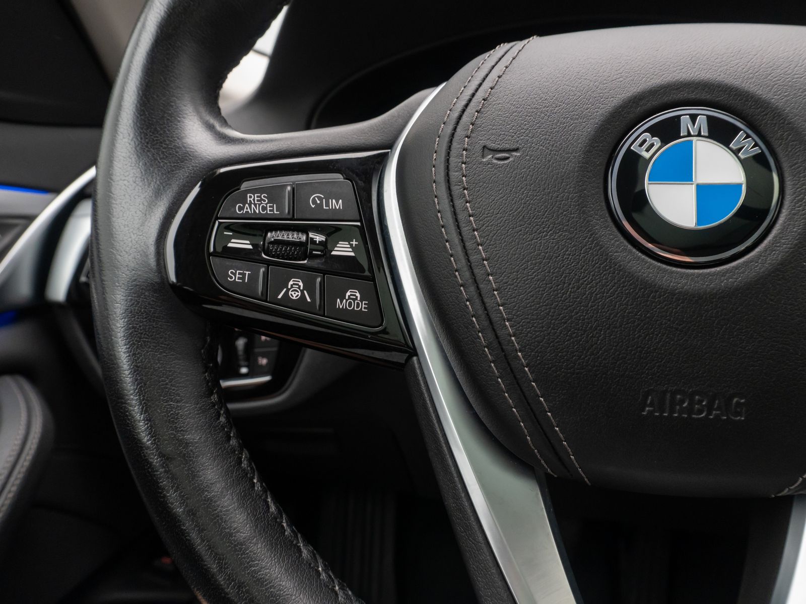 Fahrzeugabbildung BMW 520d xD Kamera HUD DAB Laser Panorama Leder 19"