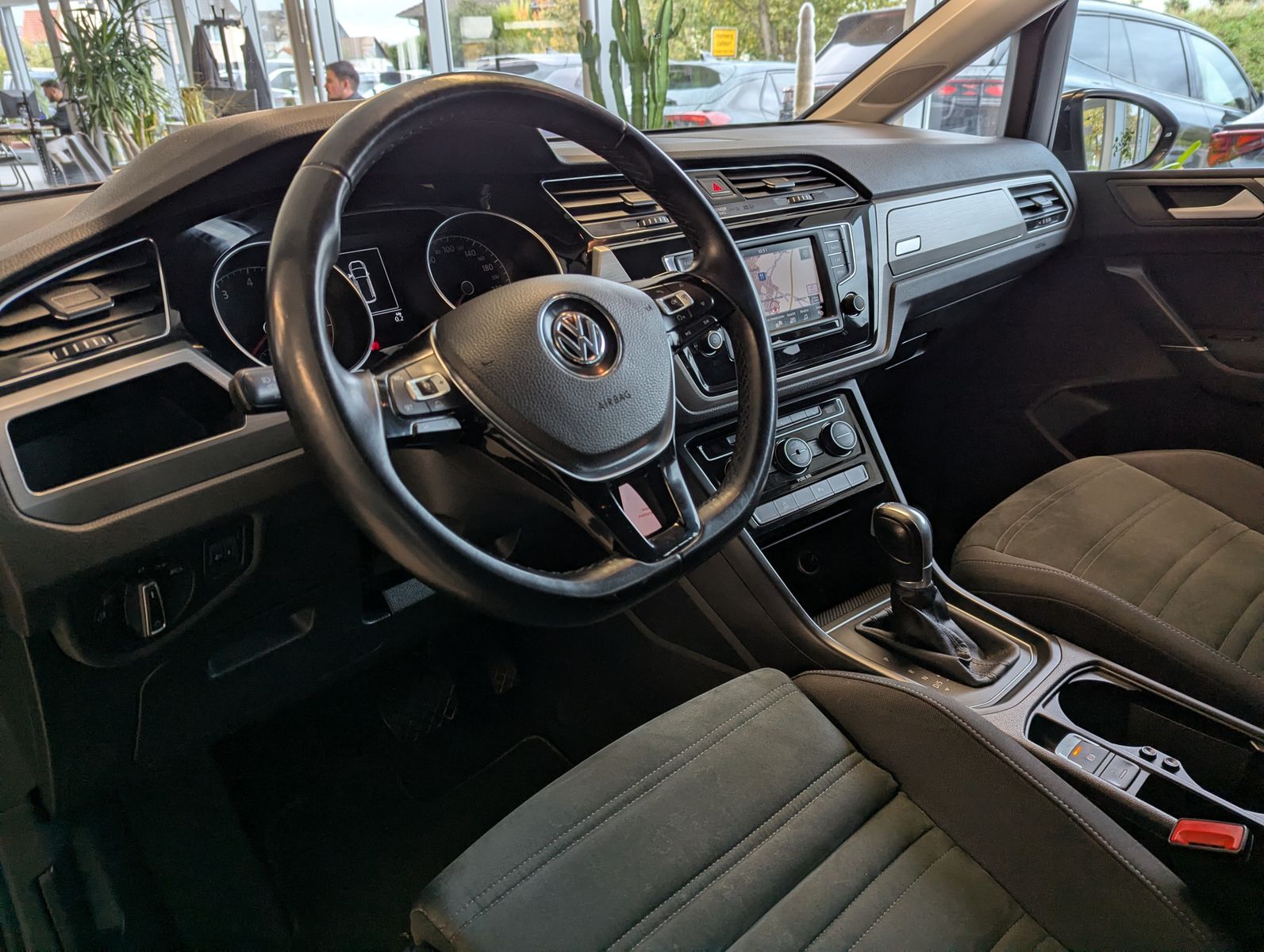 Fahrzeugabbildung Volkswagen Touran 1.4 TSI DSG Comfline 7-Sitze Navi