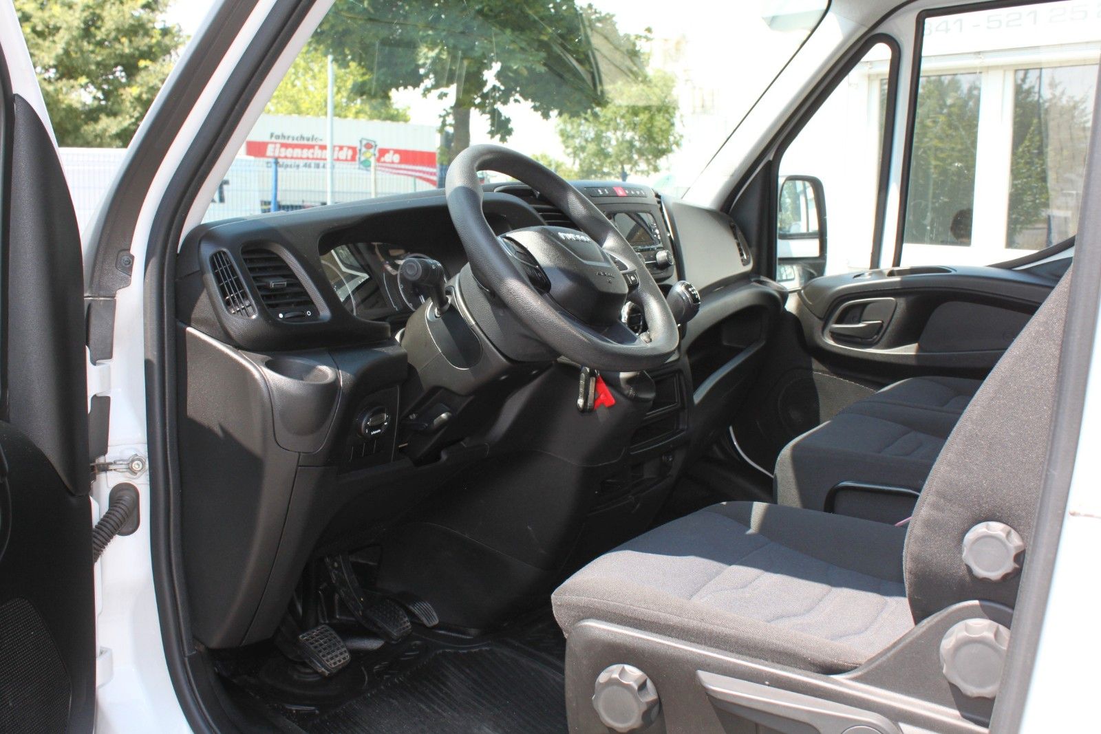 Fahrzeugabbildung Iveco Daily DoKa 35S14Kipper/Webasto