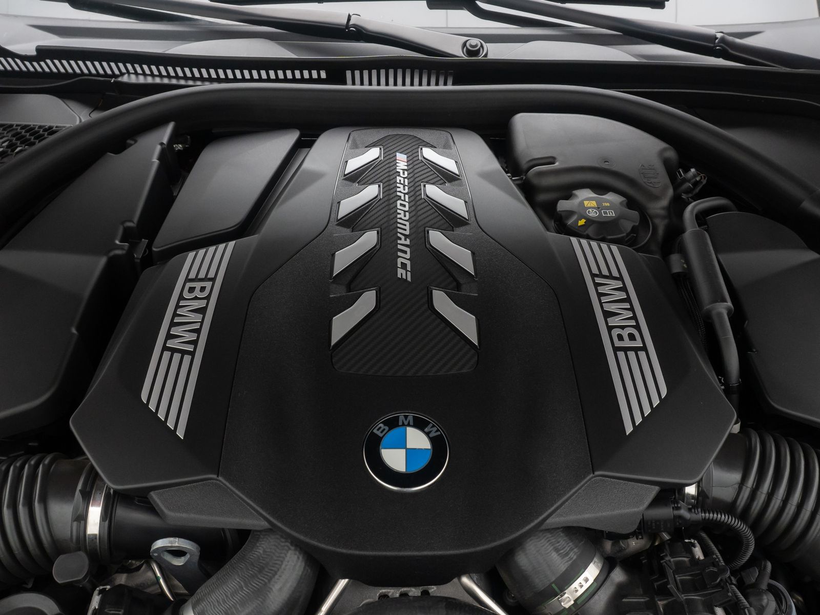 Fahrzeugabbildung BMW M850i xD Gran Coup&eacute; Panorama Individual B&W Voll