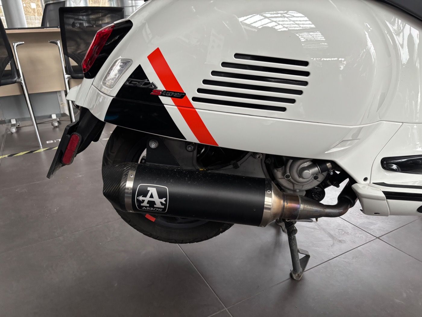 Fahrzeugabbildung Vespa GTS 300 Super Sport Arrow Auspuff
