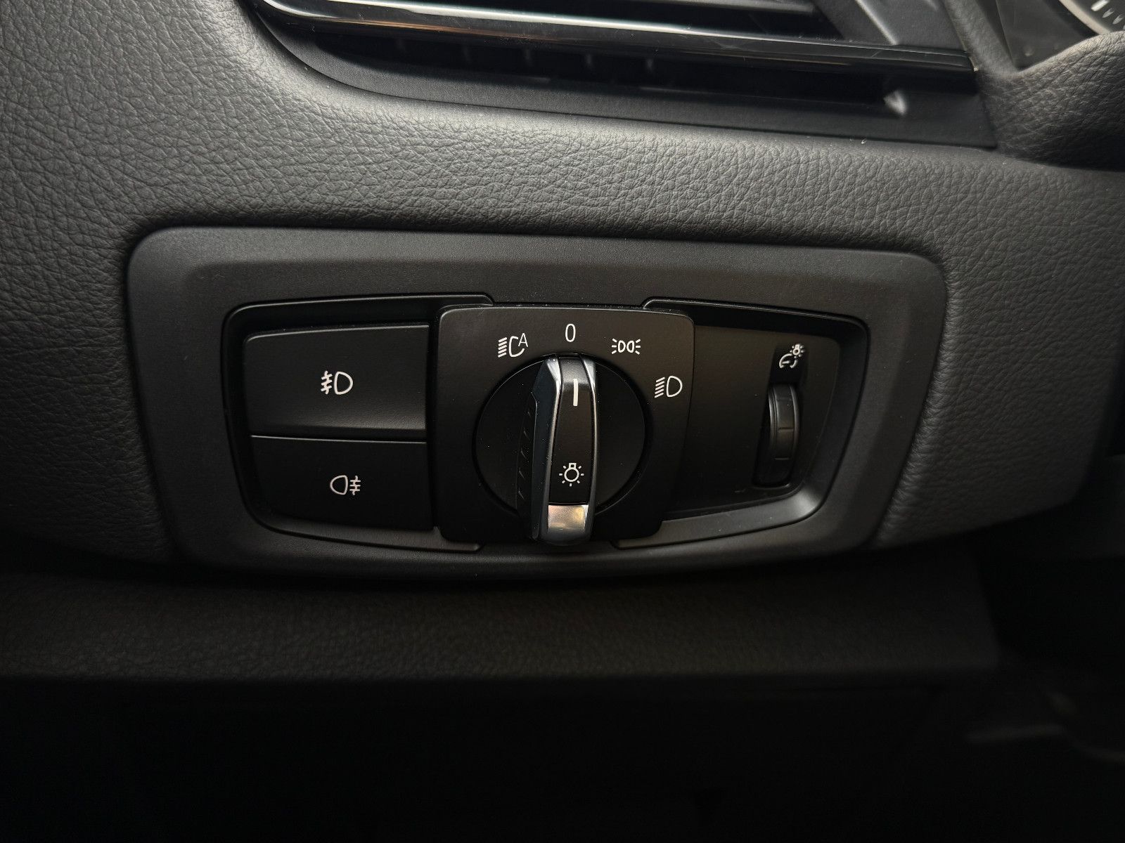 Fahrzeugabbildung BMW 218 Active Tourer Advantage GRA LED PDC SHZ