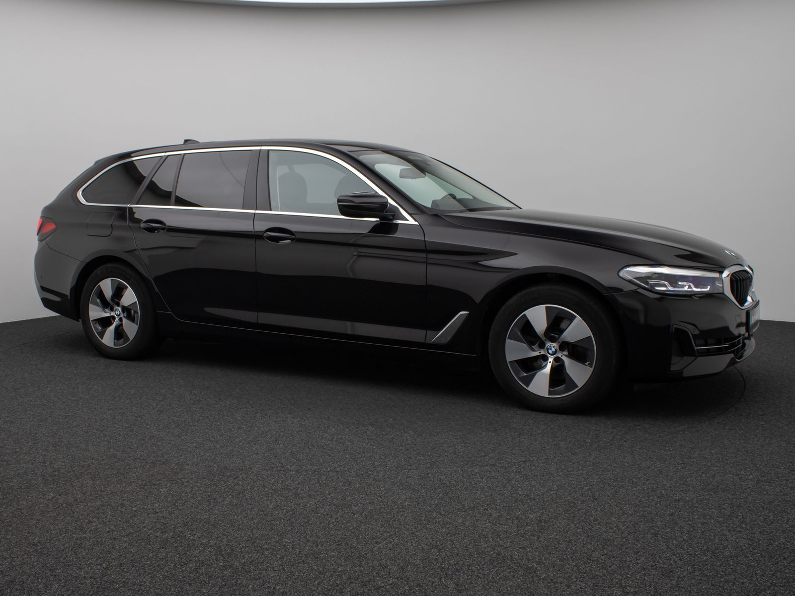 Fahrzeugabbildung BMW 520d Kamera DAB H/K Alarm DisKey Panorama MSport