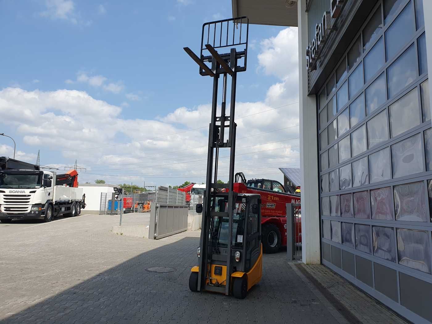 Fahrzeugabbildung Jungheinrich EFG 215 / Triplex: 4.25m! / SS / 4.166h / 2024
