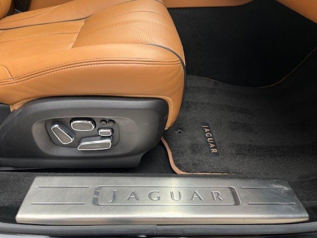 Jaguar XJ 3.0 V6 Diesel 275 ch – Design Edition Sport – Pano – 20" – Cuir – Caméra