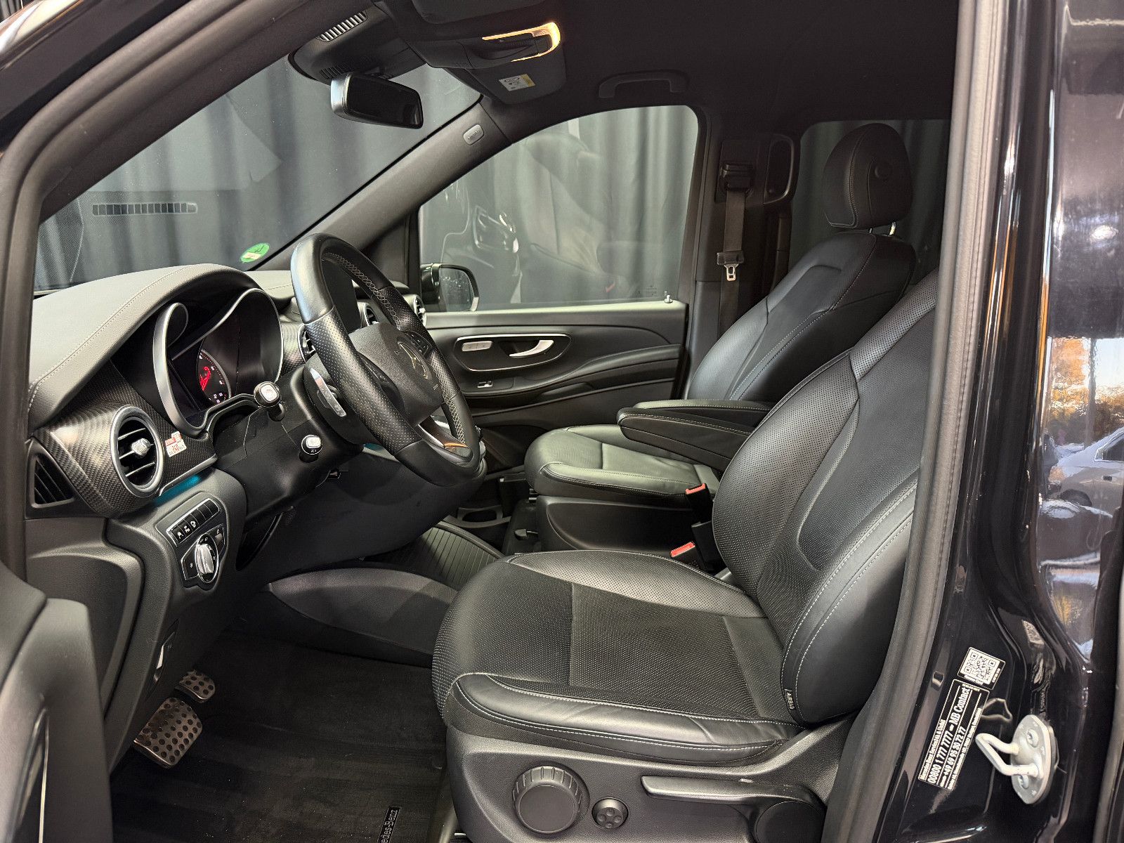 Fahrzeugabbildung Mercedes-Benz V 250d AVANTGARDE AMG EDITION lang|360°|AHK|LEDE